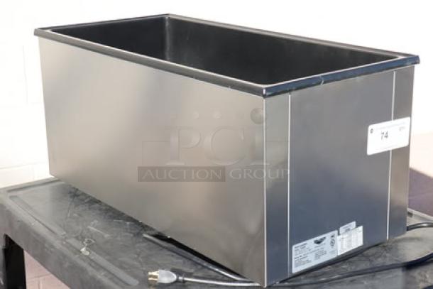 BRAND NEW Vollrath 72050 Cayenne Heat 'n Serve rethermalizer, 28 3/4" x 13 3/4", 120V, 1600W, minor scratches.