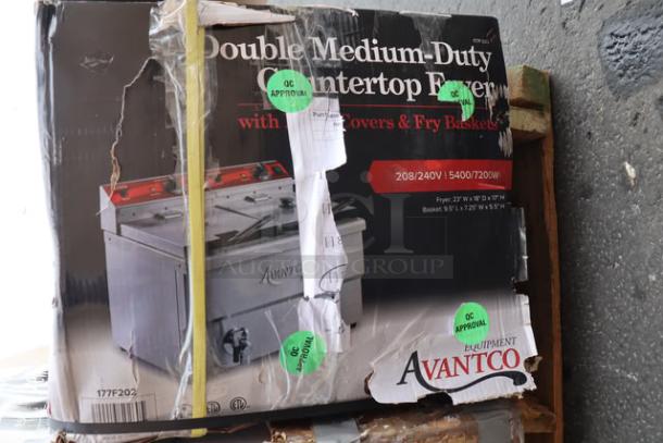 Damaged box of Avantco F202 Electric Fryer, signs of shipping wear. Includes specs: 208-240V, 5400/7200W.