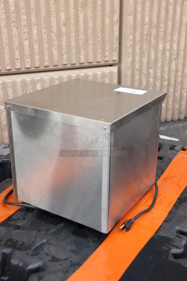 New Vollrath CT2H-120250 JT1H Conveyor Toaster. Scratch-n-dent condition, unopened 2 1/2" slot, 120V, 1600W.