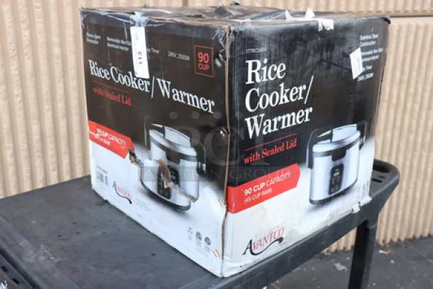 Avantco RCSB90 90 cup digital rice cooker/warmer, brand new, original packaging damaged, possible scratches and dents visible.