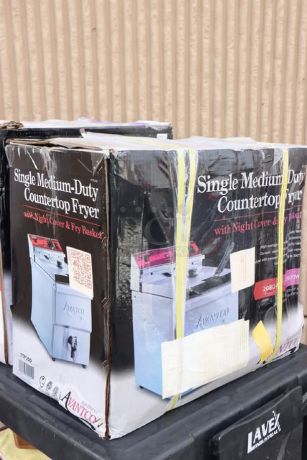 BRAND NEW Avantco F200 Fryer in damaged box, may have scratches/dents. Features: 15 lb. capacity, 208-240V, 2700/3600W.