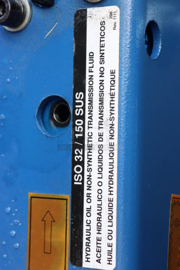 Label on Vestil CART-800-D-TS hydraulic cart indicating ISO 32/150 SUS non-synthetic fluid requirement.