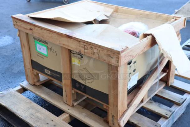 Avantco Chef Series CAG-24-MG 24" gas griddle, 60,000 BTU, new, in damaged original packaging with possible scratches and dents.