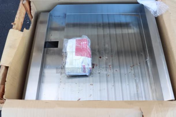 Avantco Chef Series CAG-24-MG 24" gas griddle in original damaged packaging; possible scratches and dents visible.