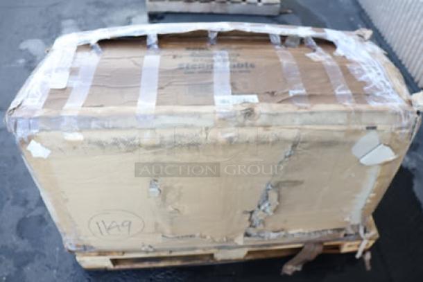 BRAND NEW ServIt 423EST3WO Three Pan Open Well Electric Steam Table, original packaging damaged, potential scratches/dents.