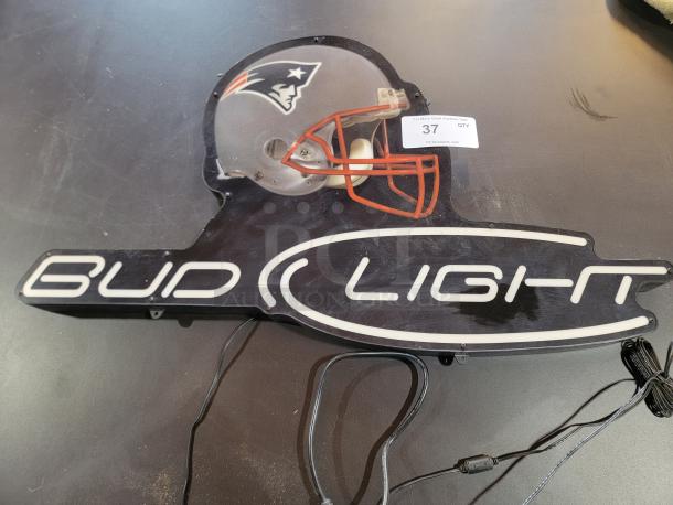 🏈 Bud Light NFL New England Patriots neon sign, 3D helmet design, Bud Light logo, tested working, great condition, 2009.