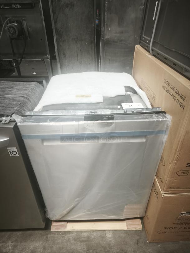 Brand new Whirlpool 24" top control built-in dishwasher, model WDTA50SAKZ3, stainless steel, with 3rd rack, AI wash.