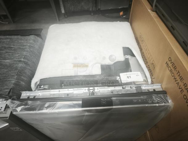Whirlpool WDTA50SAKZ3 24" dishwasher, stainless steel, top control, 3rd rack, AI wash, 47 dBA. Brand new with packaging.