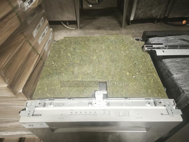 Brand new Bosch 500 Series 24" top control dishwasher, stainless steel, 3rd rack, AutoAir, 44 dBA.