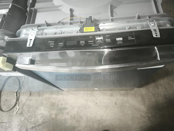 NEW GE GDT550PYRFS dishwasher, top control, plastic interior, sanitize cycle, Dry Boost™, excellent condition.