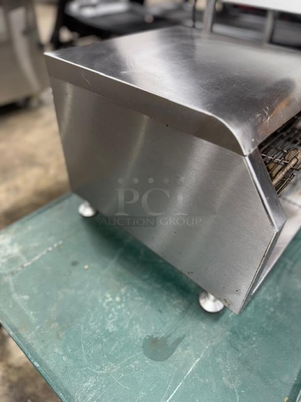 Patriot FMCVYT-120 countertop conveyor toaster, stainless steel, large capacity. Suitable for high-volume kitchens.