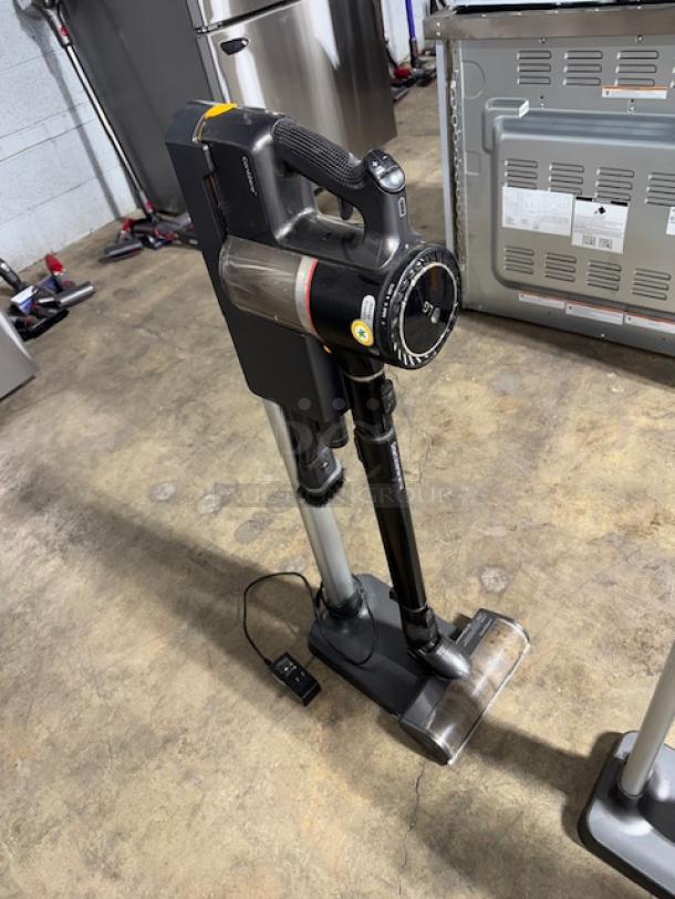 LG CordZero A9 cordless stick vacuum, tested and working. Features sleek design, adjustable settings, charging dock included.