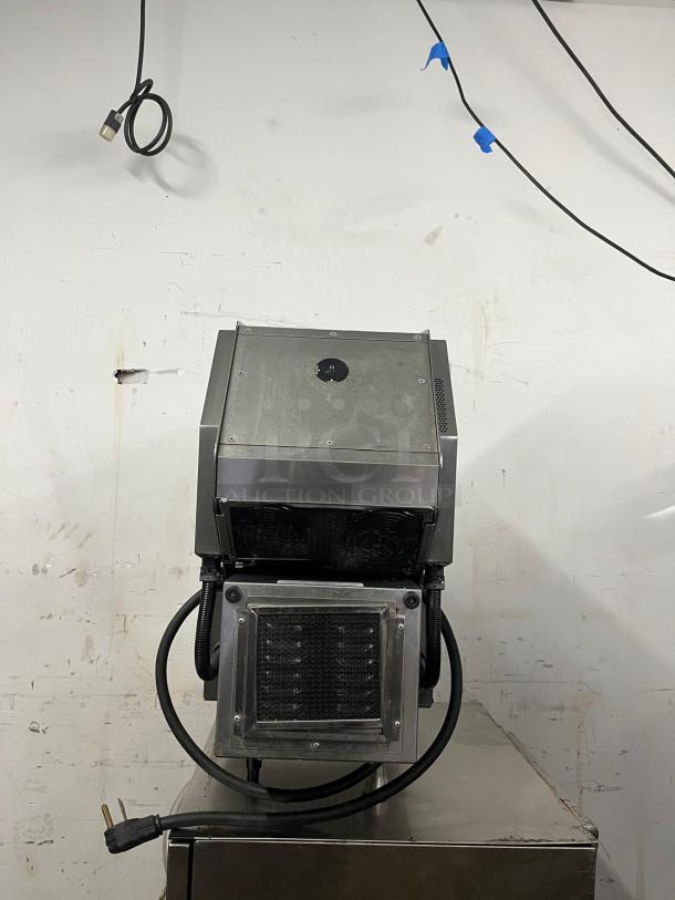 Nemco 6900-208-GF commercial panini press with aluminum grooved and smooth plates, 208v/1ph, in good condition.