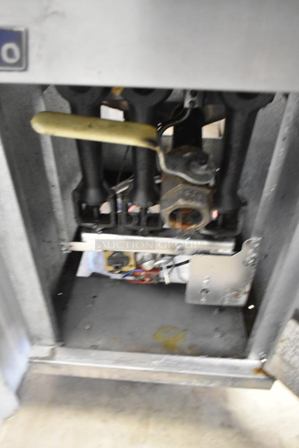 2018 Pitco Frialator 35C stainless steel gas deep fryer, 90,000 BTU, interior view, rust visible, suitable for commercial use.