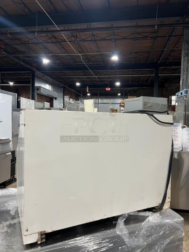 Merand Tenor 2 electric dough moulder, white, 220V, commercial countertop model, visible wear. Serial number 01931404.