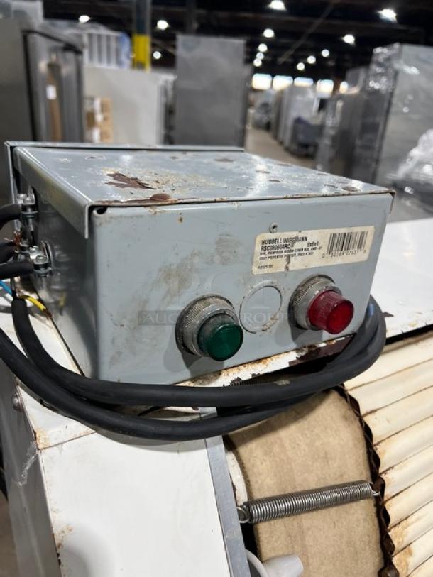 Merand Tenor 2 dough moulder, electric, 220V. Features start/stop buttons. Some rust, used condition. Serial: 01931404.