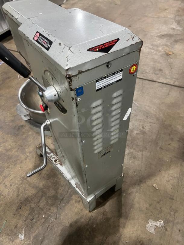 Univex SRM20 commercial mixer, 20 Qt, planetary style, with stainless steel bowl. Good condition, visible wear on casing.