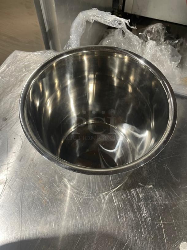 NEW Adcraft BMP-8 stainless steel 8-quart Bain Marie pot with mirror finish. Perfect condition, ideal for commercial use.