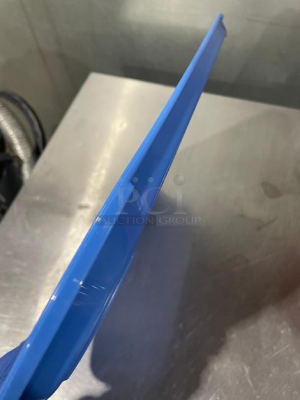 Cambro Commercial Blue 14"x18" Rectangular Fast Food Tray, Model 1418FF168, pristine condition, viewed from side.