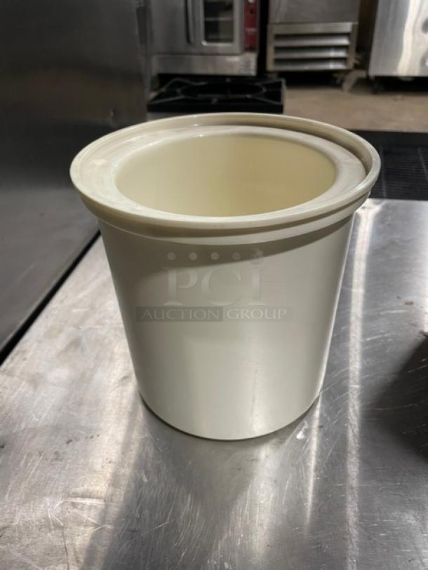 Cambro ColdFest CFR18 commercial white round crock, new condition, durable plastic, ideal for cold food storage.