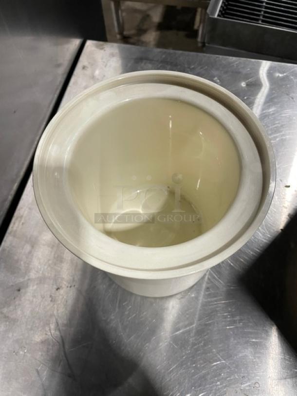 Cambro ColdFest Series CFR18 round crock, white, commercial grade, excellent condition, ideal for food storage.