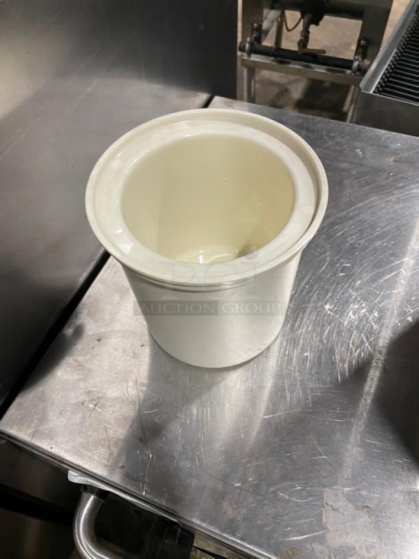 Cambro ColdFest CFR18 white round crock, commercial-grade, excellent condition, approx. 1.8 qt capacity, durable plastic.
