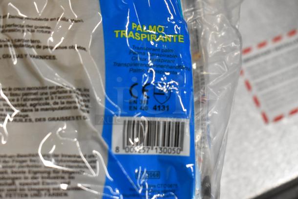 Plastic packaging of gloves marked "Palmo Trasparante" with CE certification and barcode.