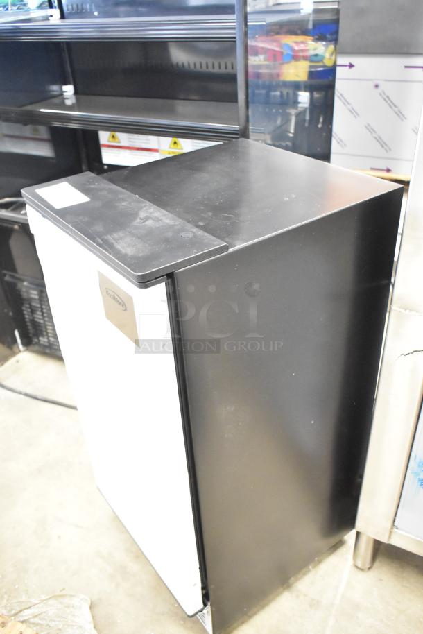 BRAND NEW SCRATCH AND DENT! KoolMore BIM75-BS stainless-steel ice maker, 75lbs/24h, undercounter/free-standing, 115V.