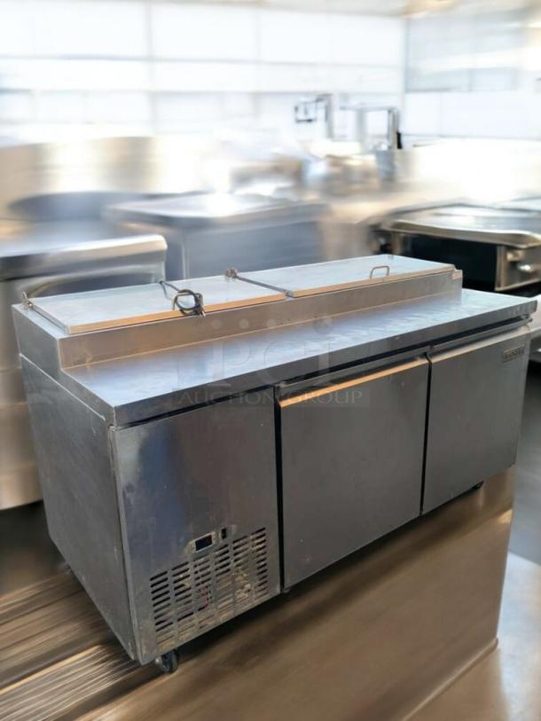 Kn’téra KRR70X refrigerated sandwich/prep table in outstanding condition, fully tested. Features stainless steel finish and dual compartments.