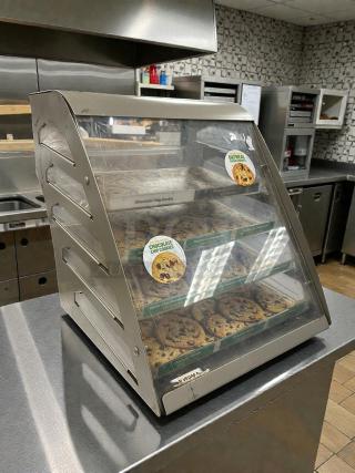 Subway 4-shelf cookie display case, great condition, fully tested. Clear front, visible labels for cookie varieties, commercial use.