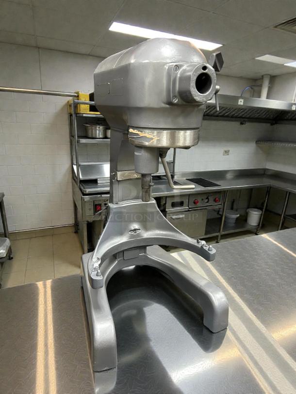 Hobart A200 20 QT Dough Mixer in silver, tested and working. Ideal for pizza and bakery use, 115V single phase, in good condition.