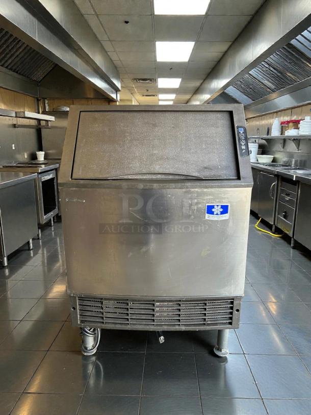 Manitowoc Ice UDF0140A undercounter ice machine, 26"W, full cube, air-cooled, tested and working, 135 lbs/day capacity.