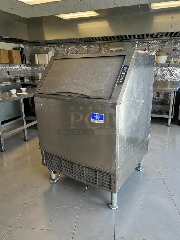 Manitowoc Ice UDF0140A 26"W undercounter ice machine, air-cooled, 135 lbs/day capacity. Tested and working, visible surface wear.
