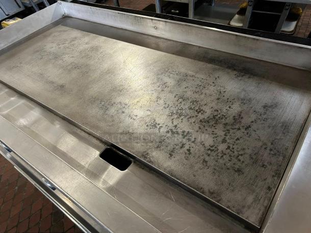 Globe GG48G 48" natural gas griddle with manual controls, stainless steel surface. Tested, working condition. Countertop model.