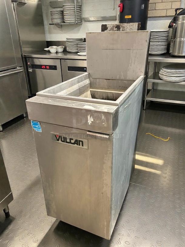 Vulcan 1VEG35M-1 natural gas floor fryer, 35-40 lb. capacity, in great condition. Tested, working, visible "Vulcan" logo.