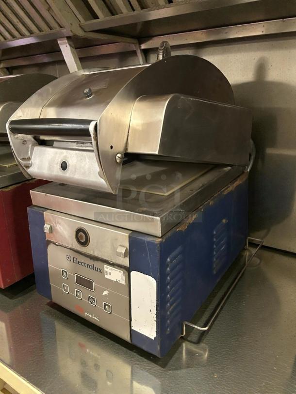 Electrolux Professional 603941 Panini Grill, 14" aluminum smooth plates, 208V, built-in timer, tested working, slight wear.