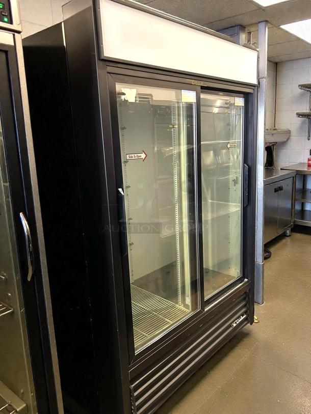 True GDM-45-HC-LD glass door merchandiser in excellent condition. Two-section design, tested and working, 51 1/8".