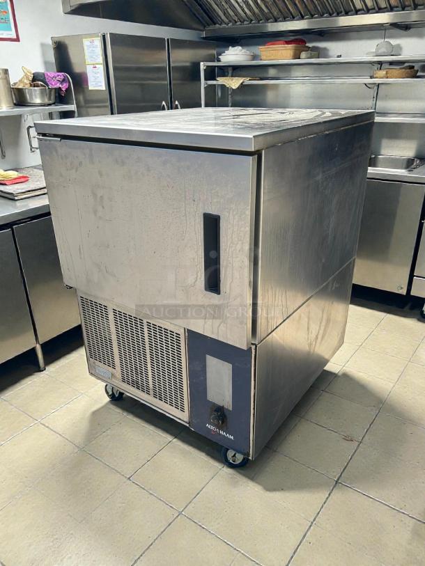 Alto-Shaam QC3-3 Quickchiller™ in excellent condition. Stainless steel, 3-pan capacity, roll-in design, tested and working.