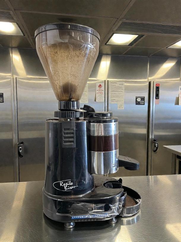 Rosito Bisani F5GM espresso grinder, excellent condition, semi-automatic, 3.3 lbs hopper, cast aluminum, tested and working.