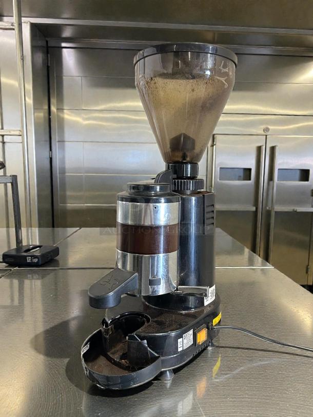 Rosito Bisani F5GM espresso grinder, excellent condition, semi-automatic, 3.3 lbs hopper, tested and working.