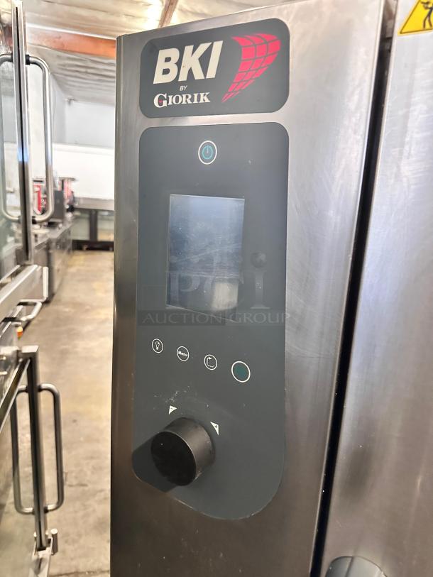 Outstanding condition BKI TE1028 CombiKing electric combi oven. Features control panel, 208V, 3 phase, fully tested.