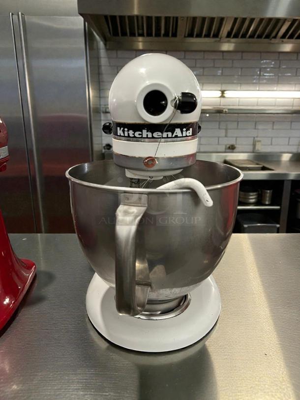 Kitchenaid K45SSWH Classic Series 4.5 Quart Tilt-Head Stand Mixer in white. Tested, working condition, with a metal mixing bowl.