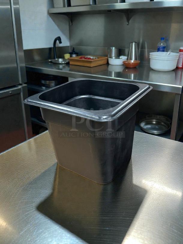 Cambro 66HP110 Hi-Temp food pan, 1/6 size, 6in deep, black plastic, excellent condition, ideal for professional kitchens.