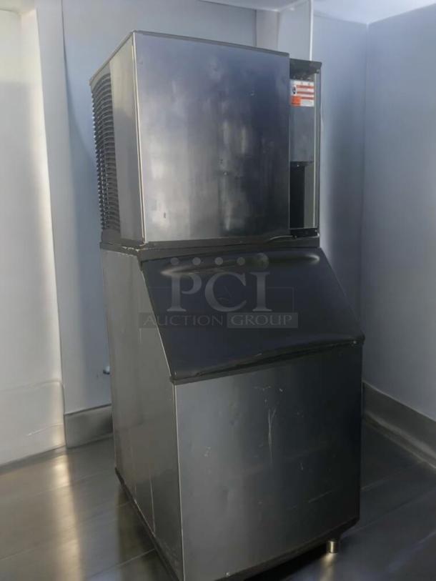 Manitowoc SY0654A commercial ice maker in prime condition with storage bin; fully tested and working.