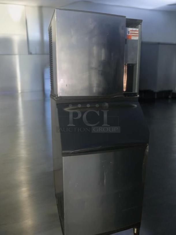 Manitowoc SY0654A commercial ice maker with storage bin, prime condition, fully tested and working.