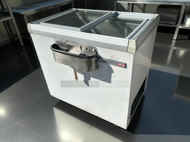 Outstanding condition Kelvinator KCNF073WS 7 cu.ft commercial ice cream display freezer. Features sliding glass doors and dipwell. Fully tested and working, 115V.