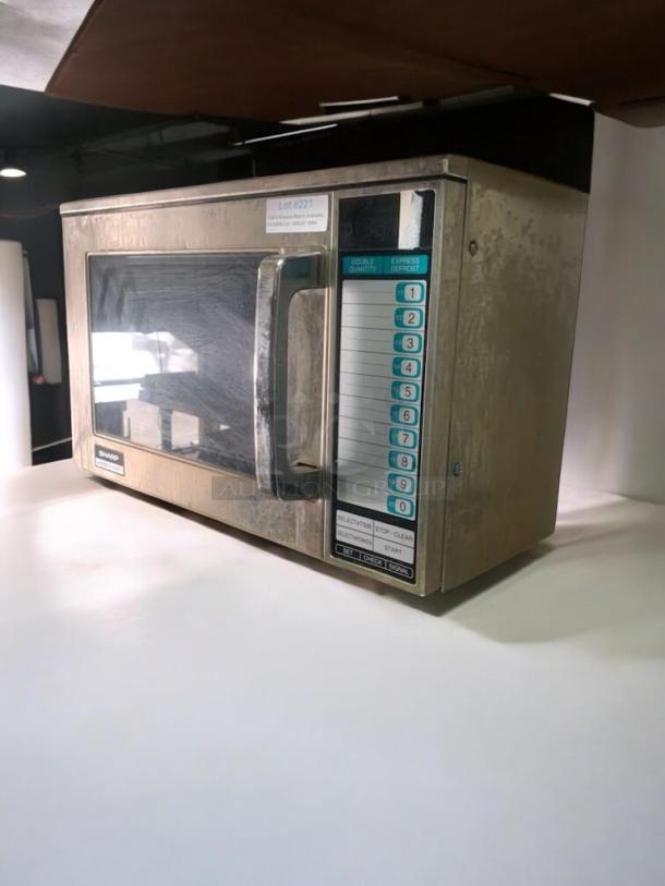 Amana RFS12MPSA commercial microwave oven, exceptional condition, 120V, keypad controls, fully tested and working.