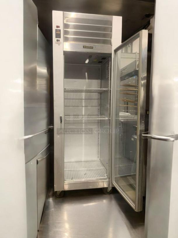 Prime Condition Traulsen G11010 single door commercial refrigerator, features stainless steel frame, adjustable shelves, tested working.