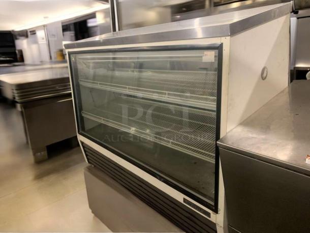 True GDM-71-SL-HC-TSL01 triple door glass cooler in exceptional condition, fully tested, 71 cu.ft, by True Manufacturing.