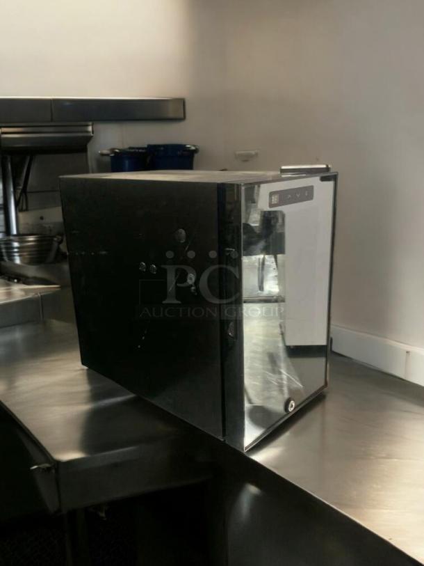 Compact black mini cooler, model MC-18 by Foshan Kesheng, 220V, prime condition. Glossy finish, fully tested.